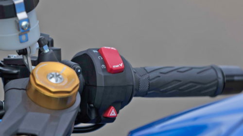 Красная кнопка на правой рукоятке руля байка Suzuki GSX R1000