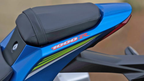 Черная обивка пассажирского сидения на мотоцикле Suzuki GSX R1000