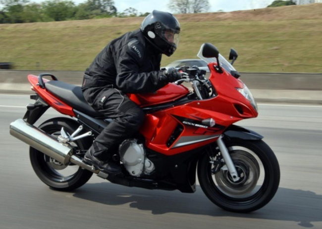 Разгон до сотни на японском мотоцикле Suzuki GSX650F красного цвета