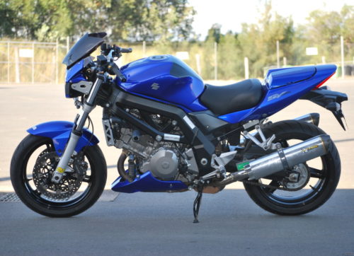 Японский мотоцикл Suzuki серии SV1000 синего цвета