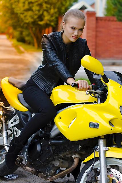 Девушка за рулем байка Suzuki SV 400S ярко-желтой расцветки