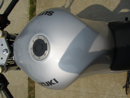 Крышка заливной горловины на бензобаке нейкед-байка Suzuki SV400