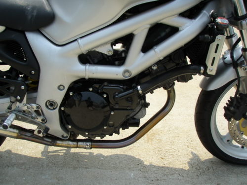 Двухцилиндровый мотор на алюминиевой раме байка Suzuki SV400