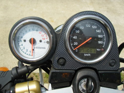 Стрелочные указатели на панели приборов мотоцикла Suzuki SV400
