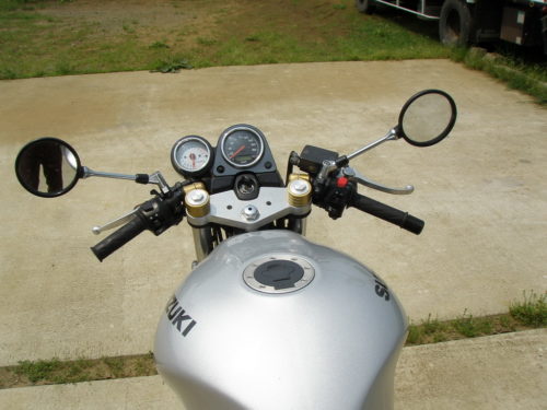 Мотоцикл Suzuki SV400 с зеркалами круглой формы