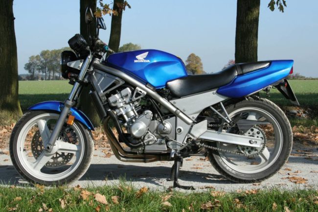 Синий бензобак на байке Honda CB400F литыми колесами