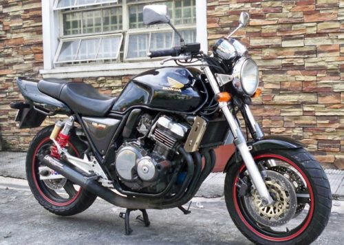 Вид сбоку легендарного мотоцикла Honda CB 400 японского производства