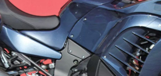 Kawasaki GTR 1400 в синем цвете туристический мотоцикл 2018 года выпуска вид сбоку