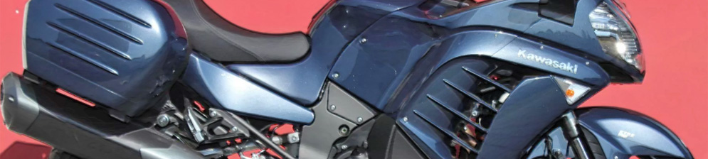 Kawasaki GTR 1400 в синем цвете туристический мотоцикл 2018 года выпуска вид сбоку