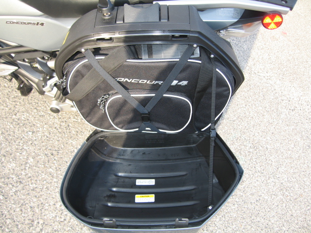 Открытая крышка бокового кофра на мотоцикле Kawasaki GTR 1400