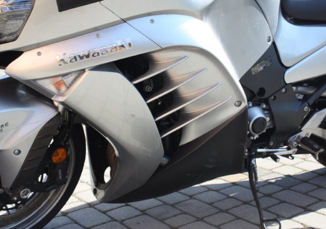 Боковой обтекатель на спортивно-туристическом байке Kawasaki GTR 1400