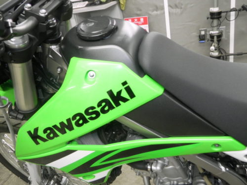 Пластиковая накладка на топливном баке мотоцикла Kawasaki KLX 250