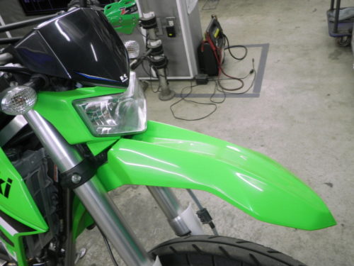 Узкое крыло зеленого цвета на байке Kawasaki KLX 250