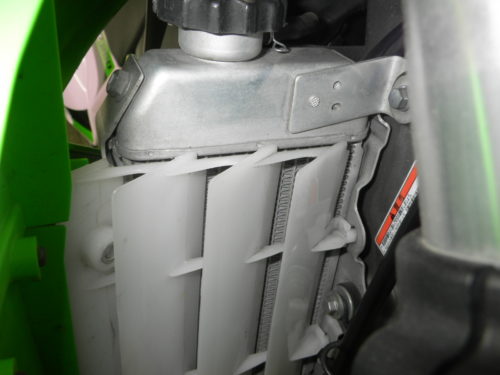 Радиатор системы охлаждения на байке Kawasaki KLX 250