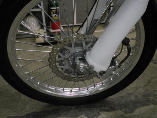 Переднее колесо мотоцикла Kawasaki KLX 250 с дисковым тормозом