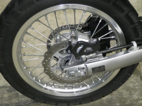 Дисковый тормоз заднего колеса на байке Kawasaki KLX 250