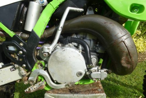 Рычаг кикстартера на двигателе кроссового мотоцикла Kawasaki KX 250