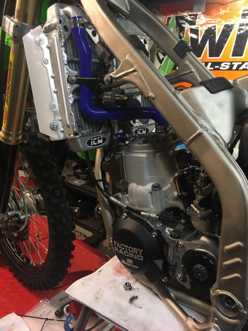 Стальная рама над двигателем мотоцикла Kawasaki KX 250 со снятым бензобаком