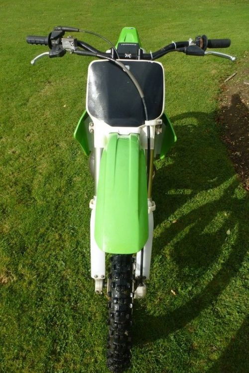 Зеленое крыло на переднем колесе байка Kawasaki KX 250