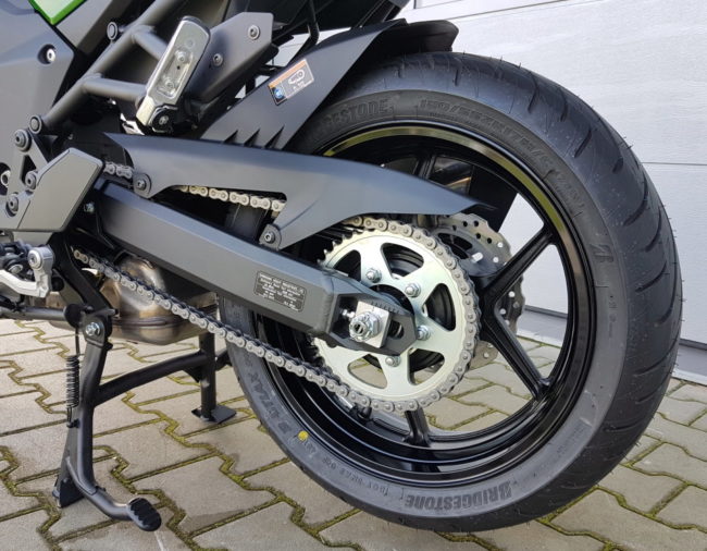 Цепной привод на заднем колесе мотоцикла Kawasaki VERSYS 1000 2019 года выпуска