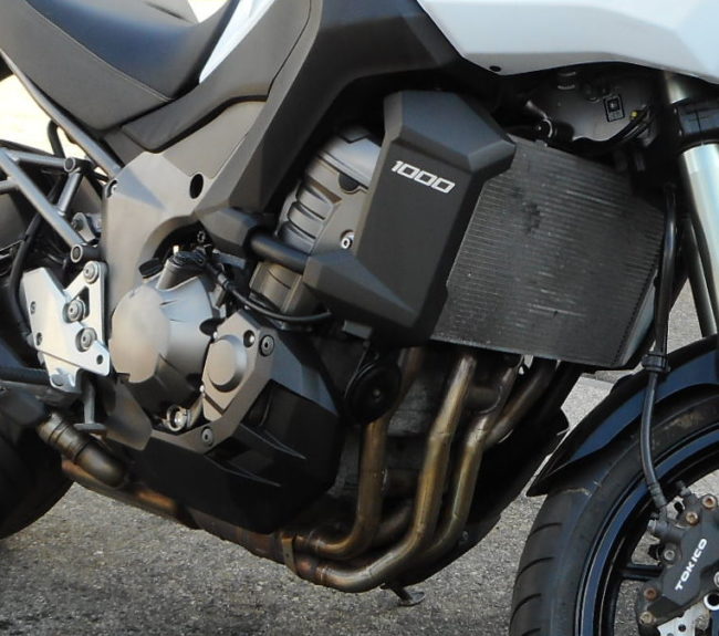 Радиатор охлаждения над двигателе японского мотоцикла модели Kawasaki VERSYS 1000