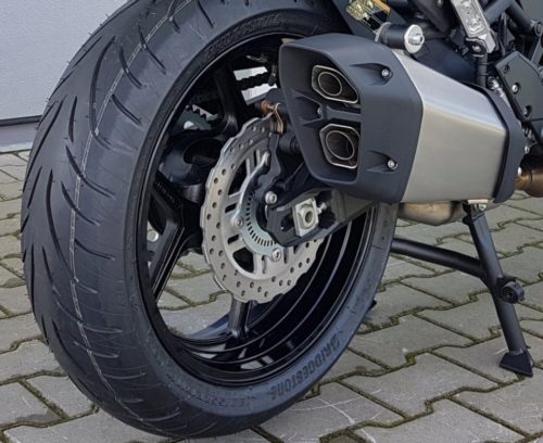 Дисковый тормоз на заднем колесе мотоцикла Kawasaki VERSYS 1000