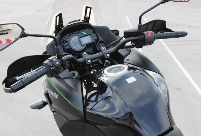 Защита рук на руле черного мотоцикла Kawasaki VERSYS 1000 туристического класса