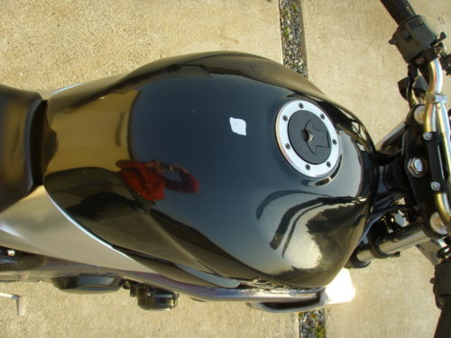 Бензобак черного цвета на байке Kawasaki Xanthus 400