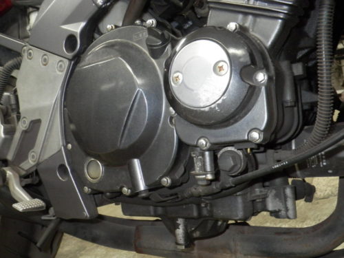 Четырехцилиндровый мотор на байке Kawasaki Xanthus 400 класса нейкед