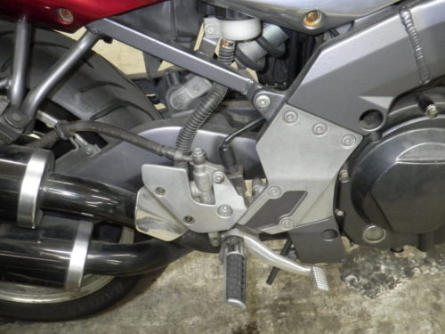 Гидравлический привод заднего тормоза около подножки водителя на Kawasaki Xanthus 400