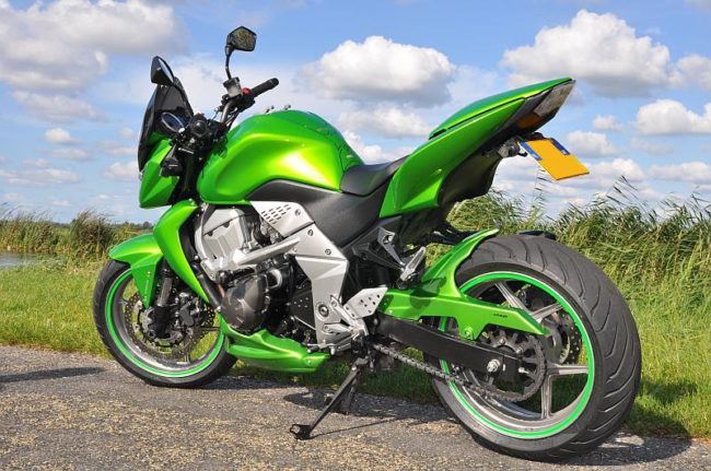 Высоко поднятый задок спортивного мотоцикла Kawasaki Z750