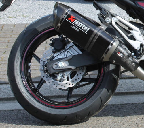 Заднее колесо мотоцикла Kawasaki Z750 с дисковым тормозом