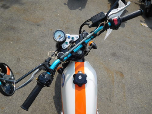 Низкий руль и панель приборов на мотоцикле Suzuki GRASSTRACKER 250