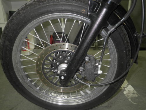 Дисковый тормоз на переднем колесе мотоцикла Suzuki GRASSTRACKER 250 ретро-классика