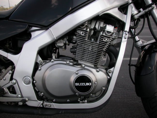 Мотор с воздушным охлаждением на японском байке Suzuki GS 500 серии Е