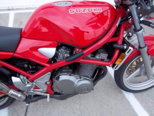 Красный бензобак на японском мотоцикле Suzuki GSF 400