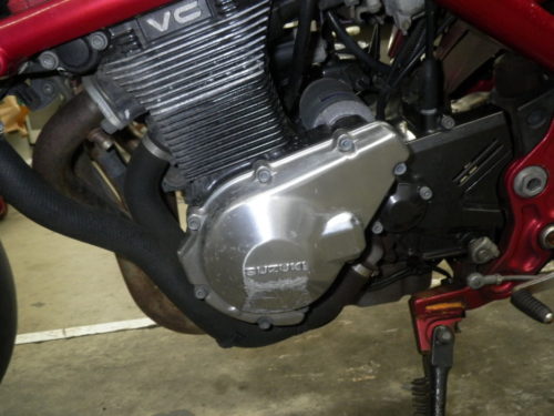 Алюминиевая крышка на двигателе байка Suzuki GSF 400