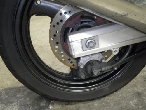 Дисковый тормоз на заднем колесе байка Suzuki GSF 400