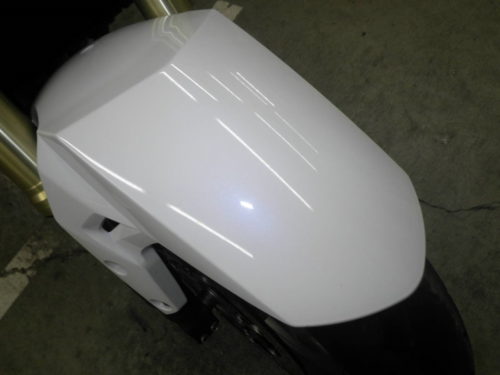 Переднее крыло белого цвета на мотоцикле Suzuki модели GSR 750