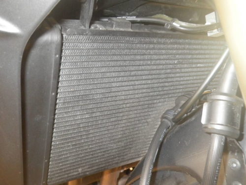 Радиатор системы жидкостного охлаждения на раме байка Suzuki GSR 750