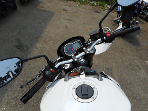 Рулевое управление мотоцикла Suzuki GSR 750 белого цвета