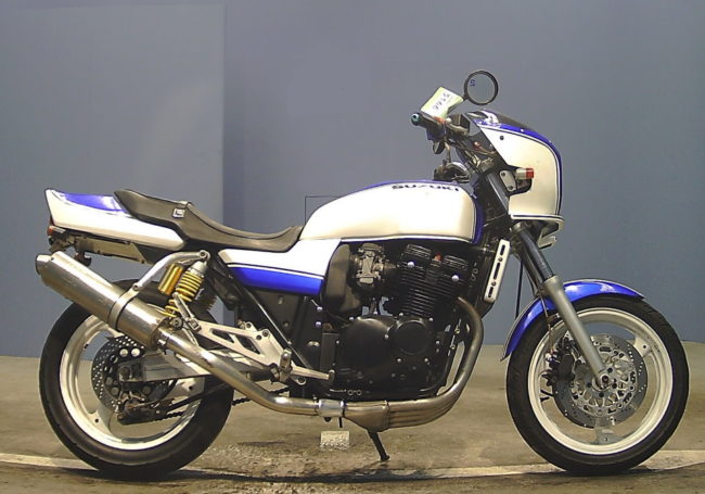 Небольшой полуобтекатель в передней части мотоцикла Suzuki IMPULSE GSX 400 серии S