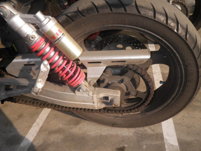 Задний амортизатор с красной пружиной на мотоцикле Suzuki IMPULSE GSX 400