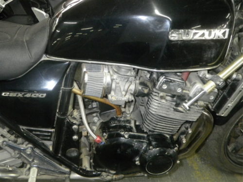 Карбюраторный двигатель на дорожном байке модели Suzuki IMPULSE GSX 400