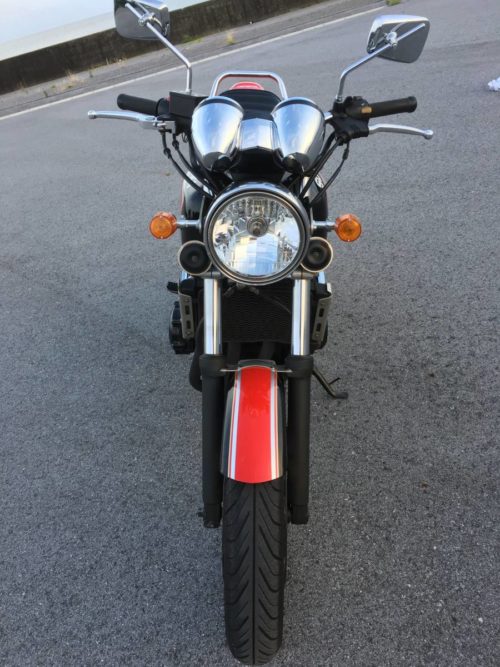 Вид спереди мотоцикла Suzuki IMPULSE GSX 400 с классической фарой головного света