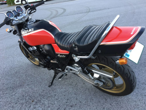 Широкое сидение мотоцикла Suzuki IMPULSE GSX 400 красно-черной расцветки