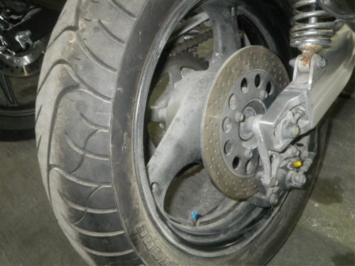 Тормозной диск на заднем колесе мотоцикла Suzuki IMPULSE GSX 400 дорожного типа