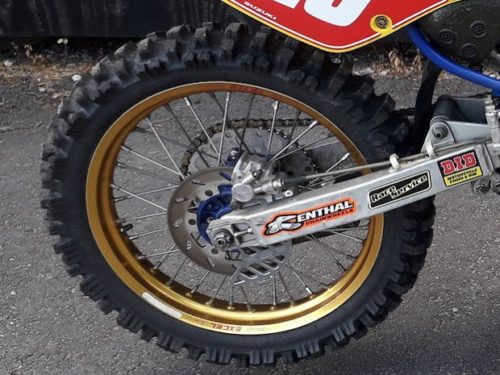 Задние колесо мотоцикла Suzuki RM 250 с тормозом гидравлического типа