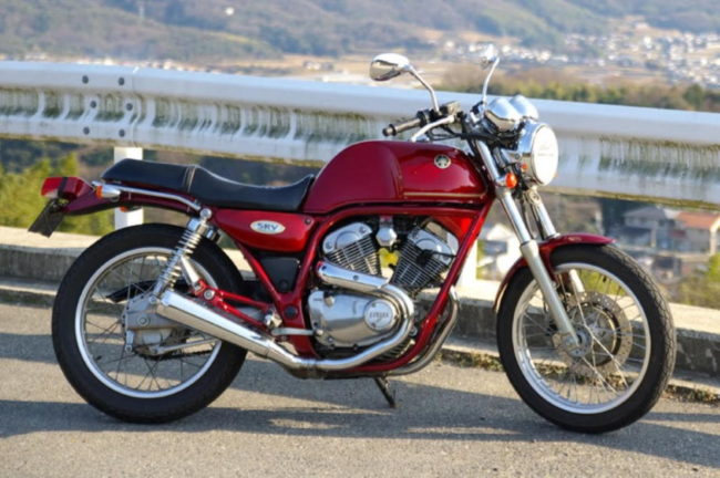 Малиновая окраска ретро-мотоцикла Yamaha SRV-250 с круглой фарой