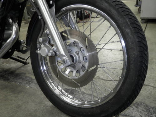 Дисковый тормоз на переднем колесе мотоцикла Yamaha VIRAGO 250